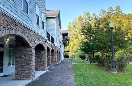 Gatlinburg - Pigeon Forge Apartment | Cozy Apt for a peaceful getaway