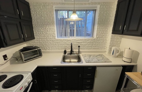 Cote-Des-Neiges—Notre-Dame-De-Grace Apartment | Cozy Apt in Great Central location + free parking - 31 night minimum