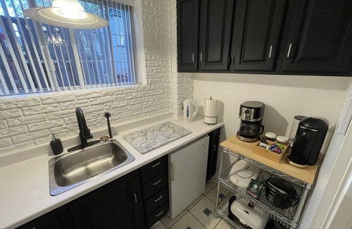 Cote-Des-Neiges—Notre-Dame-De-Grace Apartment | Cozy Apt in Great Central location + free parking - 31 night minimum