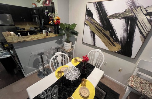 Houston Apartment | Cozy Apt Retreat Near the Galleria Houston balcony pool all amenities included!