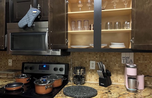 Houston Apartment | Cozy Apt Retreat Near the Galleria Houston balcony pool all amenities included!