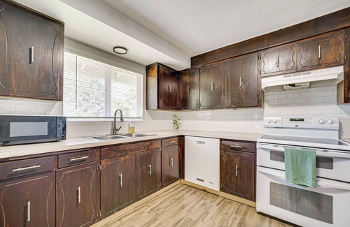 Tri-Cities House | Cozy Apt w/Private Deck, 2 Mi to Toyota Center!