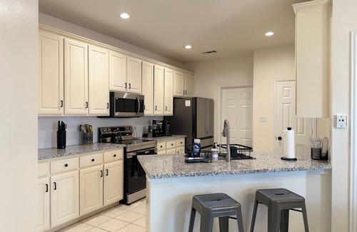 Southwest Arlington House | Cozy Arlington Retreat 2BR 2BA + Sofa Bed
