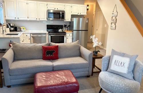 Bartlett House | COZY ATTITASH GETAWAY - Walk to lifts, Pool, Hot tub, Game room, Storyland