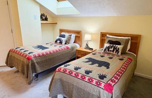 Bartlett House | COZY ATTITASH GETAWAY - Walk to lifts, Pool, Hot tub, Game room, Storyland