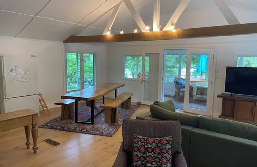 Frontenac Cottage | Cozy Autumn Retreat near Kingston