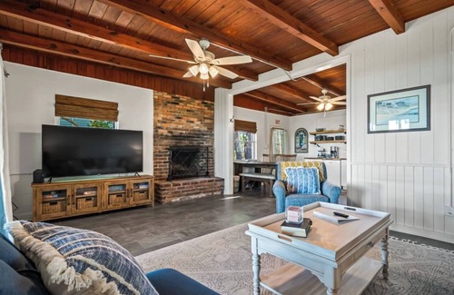 Panacea House | Cozy bayfront farmhouse!