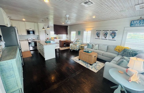 Crystal Beach House | Cozy Beach Bungalow for Couple