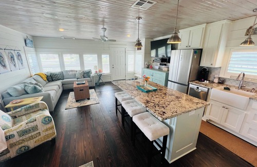 Crystal Beach House | Cozy Beach Bungalow for Couple