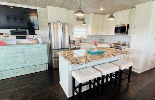 Crystal Beach House | Cozy Beach Bungalow for Couple
