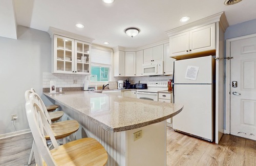 York Beach Condo | Cozy Beach Condo: Easy Walk to the Best Part of the Beach & Top Restaurants