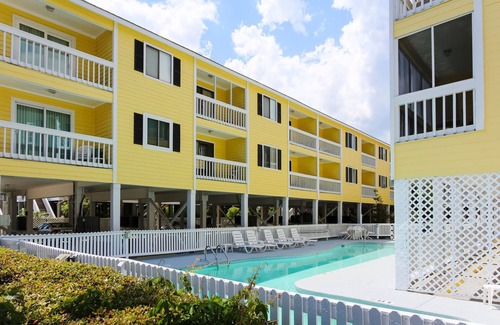 Garden City Condo | Cozy Beach Condo w/Pool Access