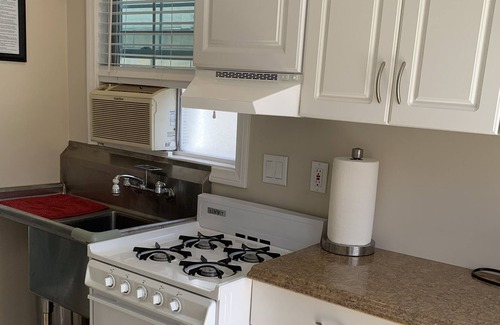 Huntington Beach Cottage | COZY BEACH COTTAGE w/2beach cruisers/beach parking pass No smoking property
