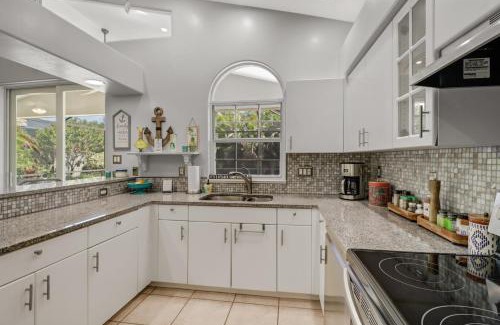Naples Park House | Cozy Beach House - 5 minutes from Vanderbilt Beach