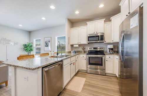Upper Grand Lagoon House | Cozy Beach Retreat! Central Location - Pristine Beaches - Delicious Food