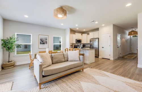 Upper Grand Lagoon House | Cozy Beach Retreat! Central Location - Pristine Beaches - Delicious Food