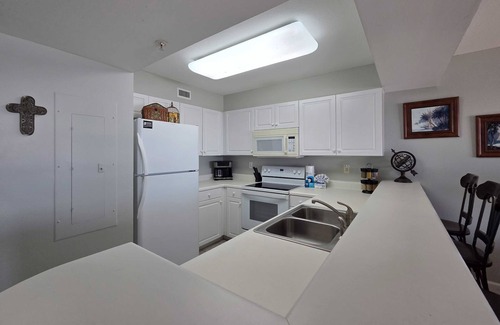 Fort Walton Beach Condo | Cozy beachfront condo with private balcony, shared pool & beach access