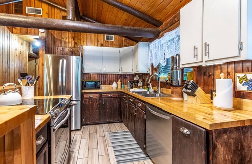 Bryson City Cabin | Cozy Bear and Bee - A Peaceful, Creekside Cabin with a Hot Tub Located Close to it All!