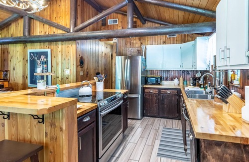 Bryson City Cabin | Cozy Bear and Bee - A Peaceful, Creekside Cabin with a Hot Tub Located Close to it All!