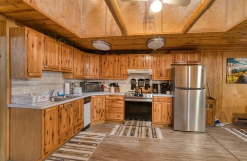 Island Park Cabin | Cozy Bear Cabin | Renovated | River | AC | Swing
