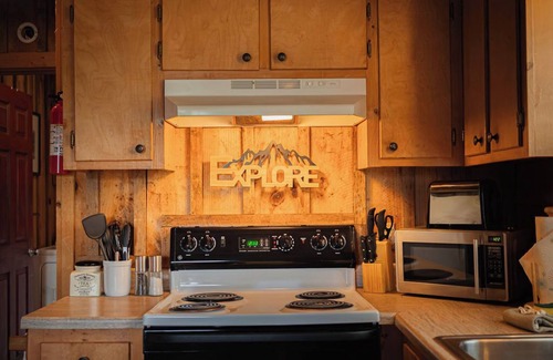 Vesta Cabin | Cozy "Bear Claw Cove" - 2 Bedroom Cabin in the Heart of the Blue Ridge Mountains