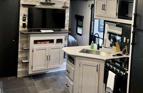 Gatlinburg - Pigeon Forge RV Rental | 🐻 COZY BEAR RETREAT 🐻 CAMPING DONE RIGHT AT A 5 STAR RV RESORT