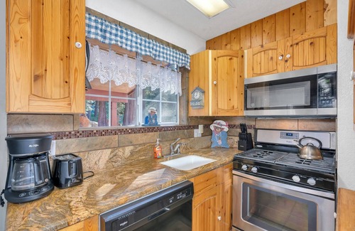 Yosemite West Cabin | Cozy Bear South – Charming 2bd Cabin in Yosemite!