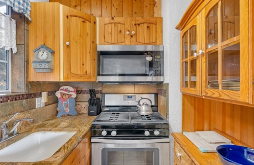 Yosemite West Cabin | Cozy Bear South – Charming 2 BDR Cabin within Yosemite!