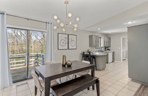 Bella Vista House | Cozy Bike-In & Out Retreat - Fire Pit, Pet Friendly