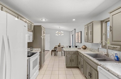 Bella Vista House | Cozy Bike-In & Out Retreat - Fire Pit, Pet Friendly
