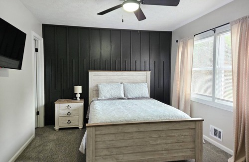 Riverdale House | Cozy blue house/10 minutes from airport
