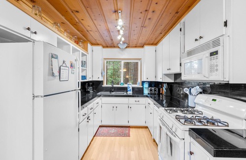 Arnold House | Cozy Blue Lake Springs cabin w/big trees, decks, game room, and private W/D