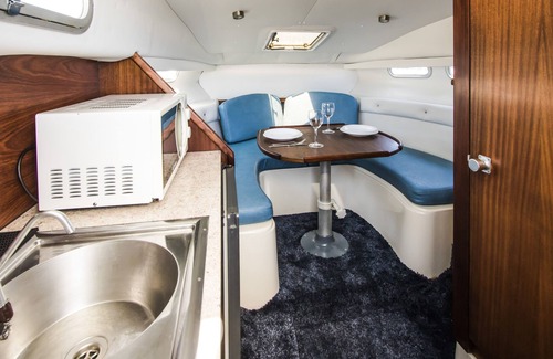 Tias Boat Rental | Cozy boat to unwind by the ocean