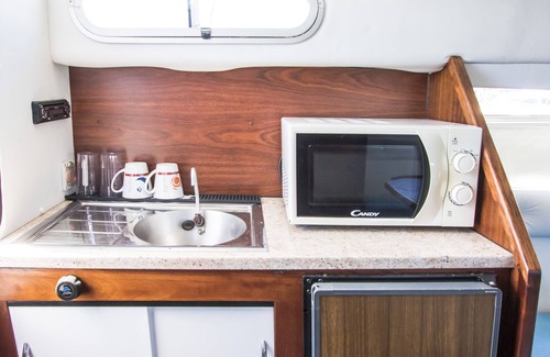 Tias Boat Rental | Cozy boat to unwind by the ocean