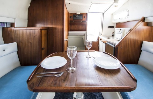 Tias Boat Rental | Cozy boat to unwind by the ocean