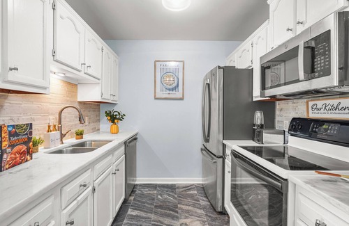Savannah House | Cozy Boho Sunroom - Private Pool - Game Room - Near Downtown & Tybee