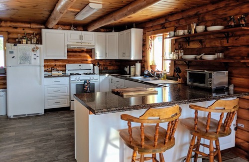 Ludlow Cabin | Cozy & Bright Log Cabin just 8 minutes from Okemo Mountain
