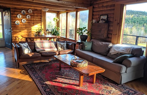 Ludlow Cabin | Cozy & Bright Log Cabin just 8 minutes from Okemo Mountain