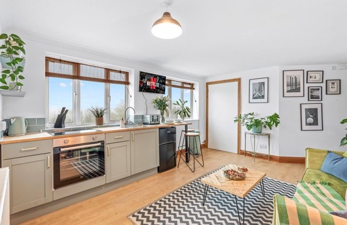 Woodingdean Apartment | Cozy Brighton Escape | Countryside Views & Parking