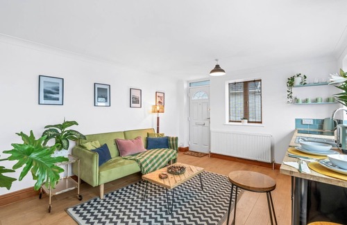 Woodingdean Apartment | Cozy Brighton Escape | Countryside Views & Parking