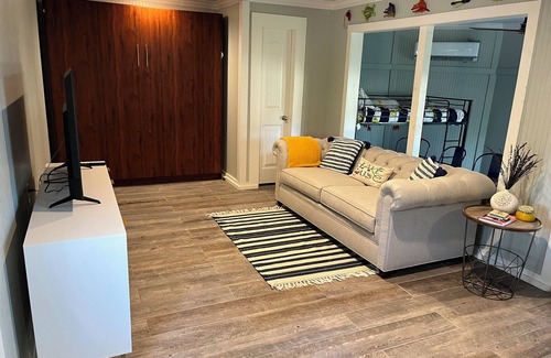 New Braunfels House | Cozy bungalow in delightful New Braunfels with WiFi, AC
