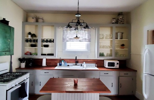 San Jacinto House | Cozy Bungalow located 2 blocks from the beach-