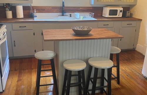 San Jacinto House | Cozy Bungalow located 2 blocks from the beach-