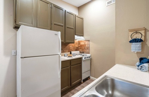 Kimberling City House | Cozy Bungalow-Fireplace-Free Daily Tickets-Walk to Table Rock-Peaceful Ozarks Views