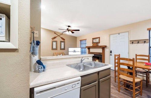Kimberling City House | Cozy Bungalow-Fireplace-Free Daily Tickets-Walk to Table Rock-Peaceful Ozarks Views