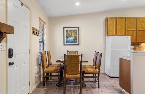 Kimberling City House | Cozy Bungalow-Cmty Outdoor Pool-Pickleball-Mini Golf-Free Daily Tickets-Walk to Table Rock