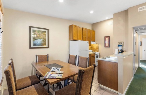 Kimberling City House | Cozy Bungalow-Cmty Outdoor Pool-Pickleball-Mini Golf-Free Daily Tickets-Walk to Table Rock