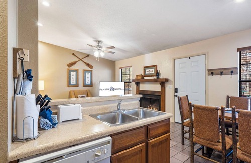 Kimberling City House | Cozy Bungalow-Cmty Outdoor Pool-Pickleball-Mini Golf-Free Daily Tickets-Walk to Table Rock