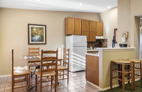 Kimberling City House | Cozy Bungalow w Boat Slip-Free Daily Tickets-Table Rock Lake Access-Outdoor Pool-Mini Golf