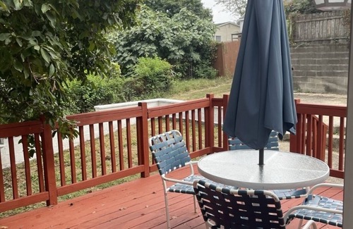 Elsmere House | Cozy bungalow w/deck- 5 minutes from Riverfront